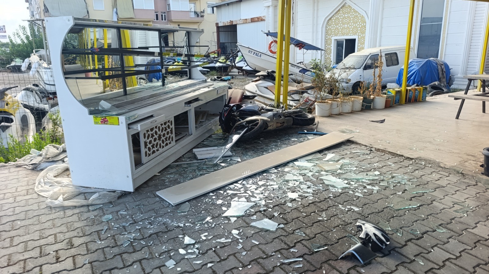 Motosiklet, Sürücü Ve Kaskı Metrelerce Savruldu (4)