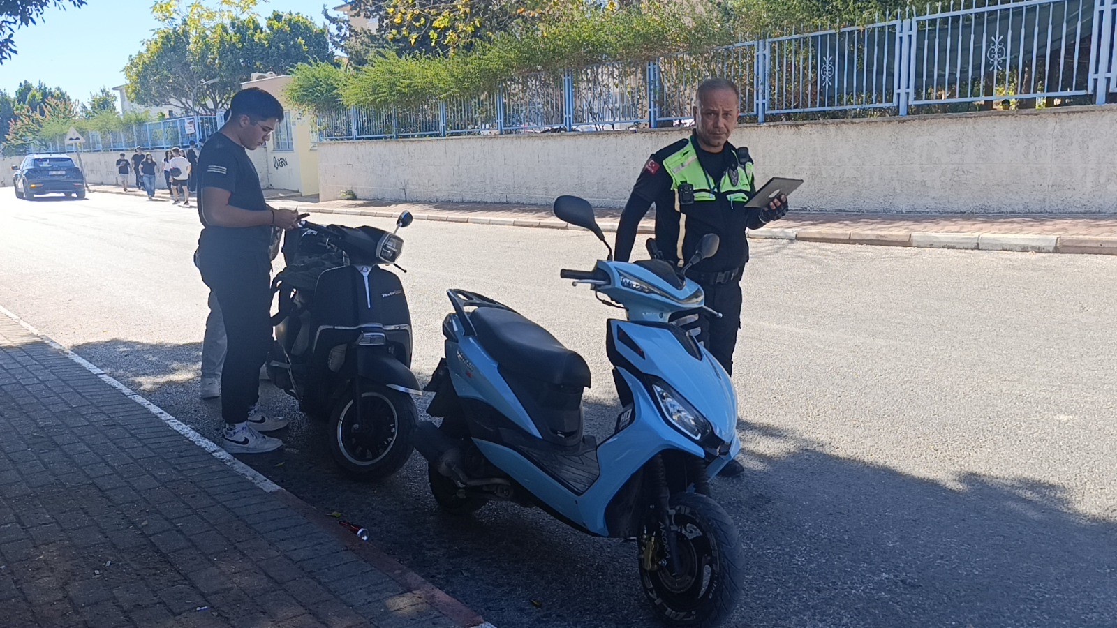 Motosikletli Polisin Arkasını Dönmesini Fırsat Bilip Kaçtı (3)