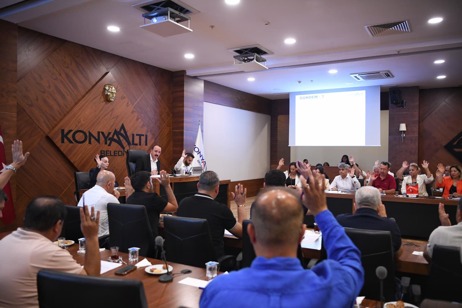 Muhi̇tti̇n Böcek’ten Konyaalti Mecli̇si̇’ne Anlamli Mesaj (1)