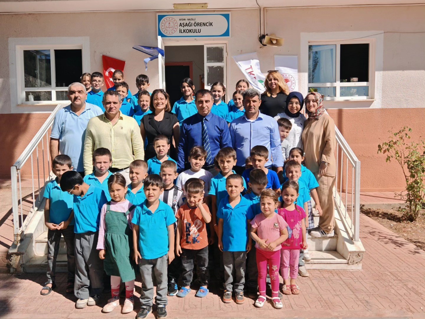 Öğrenciler Zeytin Fidanlarını Toprakla Buluşturdu (1)