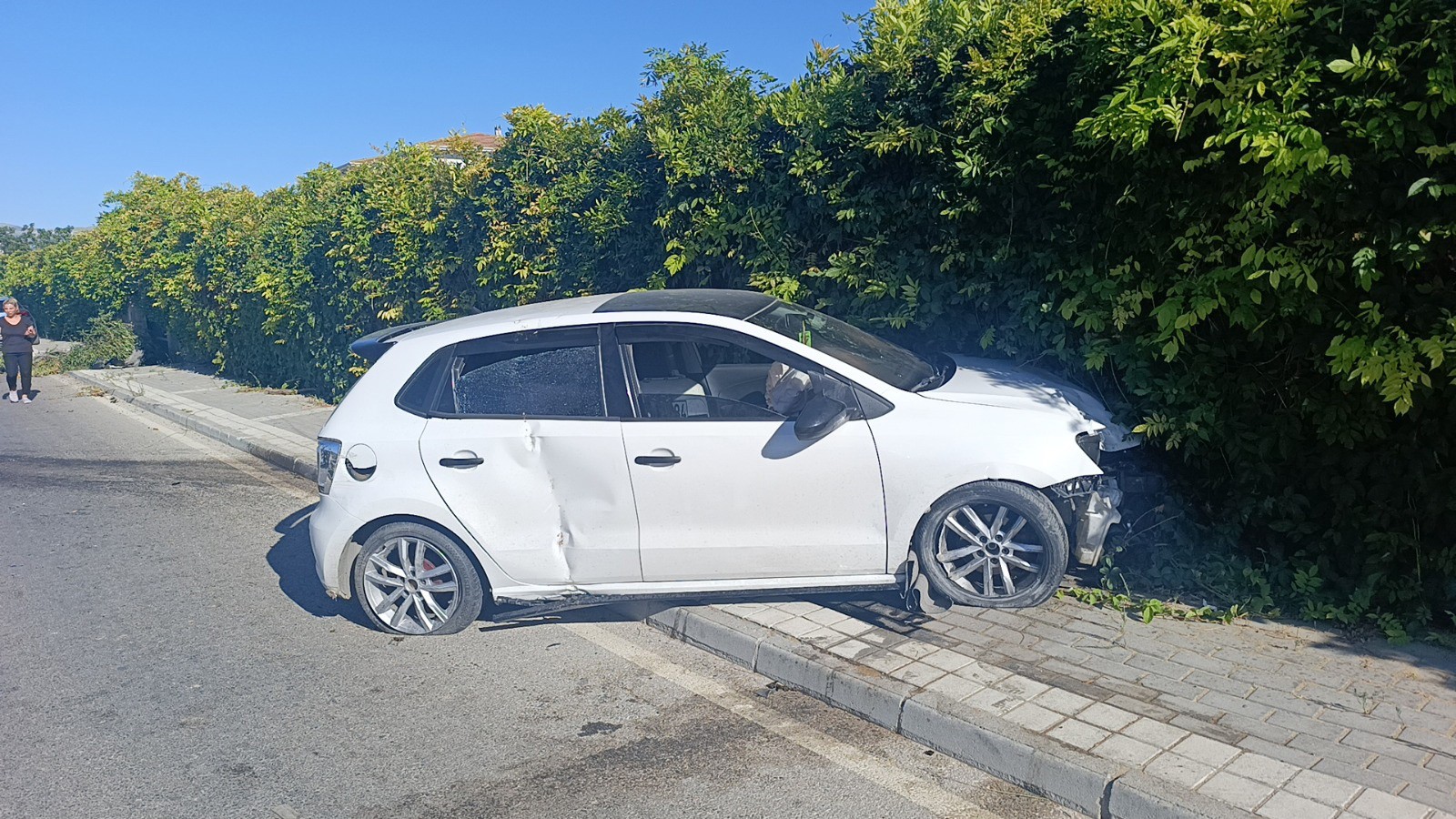 Refüjdeki Ağacı Deviren Otomobil Duvara Çarparak Durabildi (1)