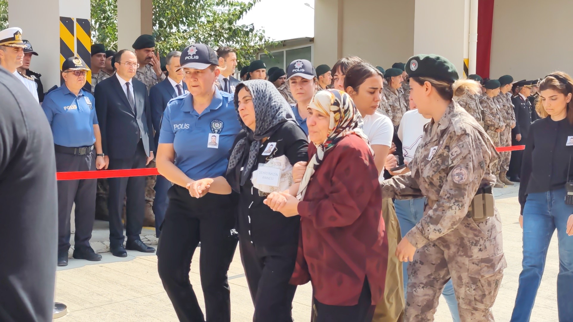 Şehit Olan Özel Harekat Polisi Memleketine Uğurlandı (3)