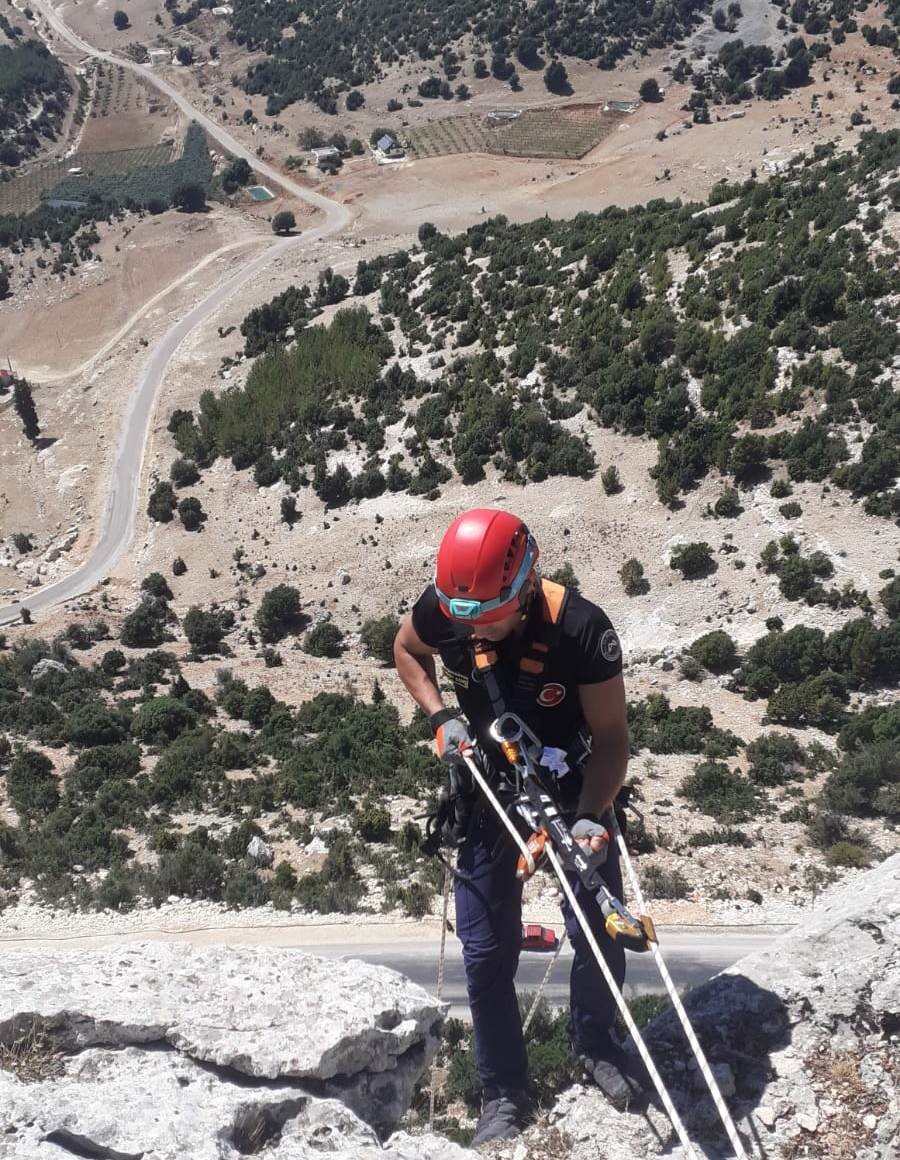 Uçurumda Mahsur Kalan Keçi, Itfaiye Ekiplerince Kurtarıldı (2)