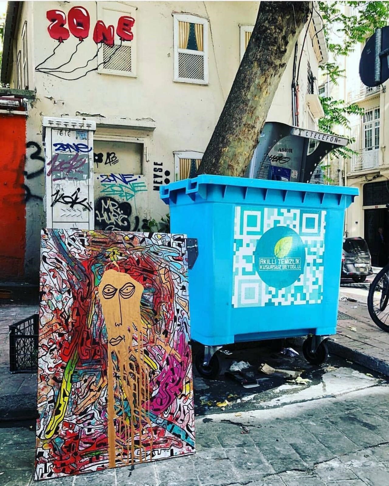 Yaptığı Resimleri Çöpe Atıyor (3)