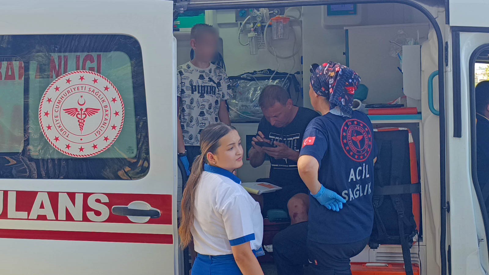 Yaralı Oğluyla Birlikte Ambulanstan Indi (2)