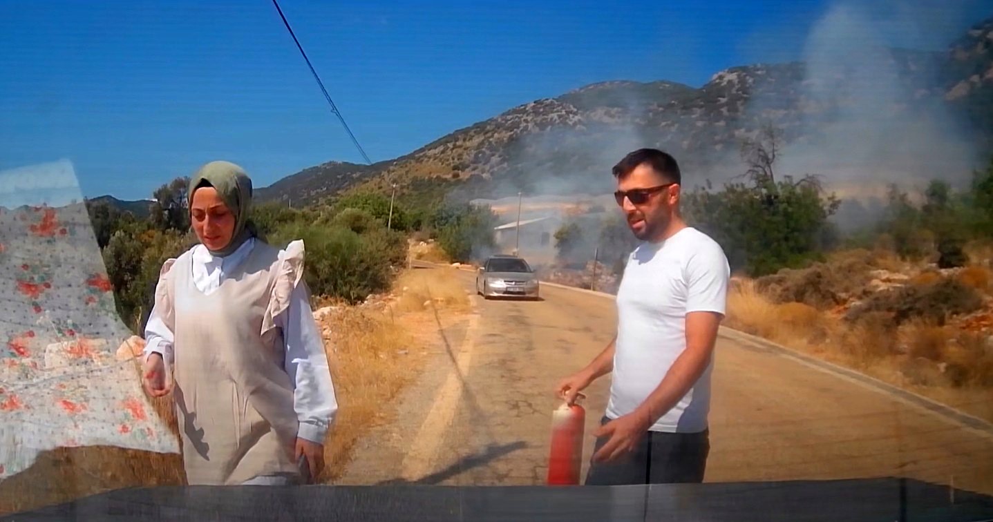 Yol Kenarındaki Yangını Gören Tatilci Aile Alevlere Yangın Tüpüyle Müdahale Etti (4)