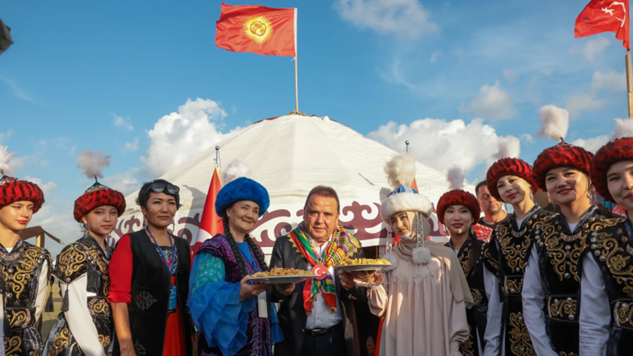 3 U L U S L A R A R A S I Y O R U K T U R K M E N F E S T I V A L I 384609 106574 800X533