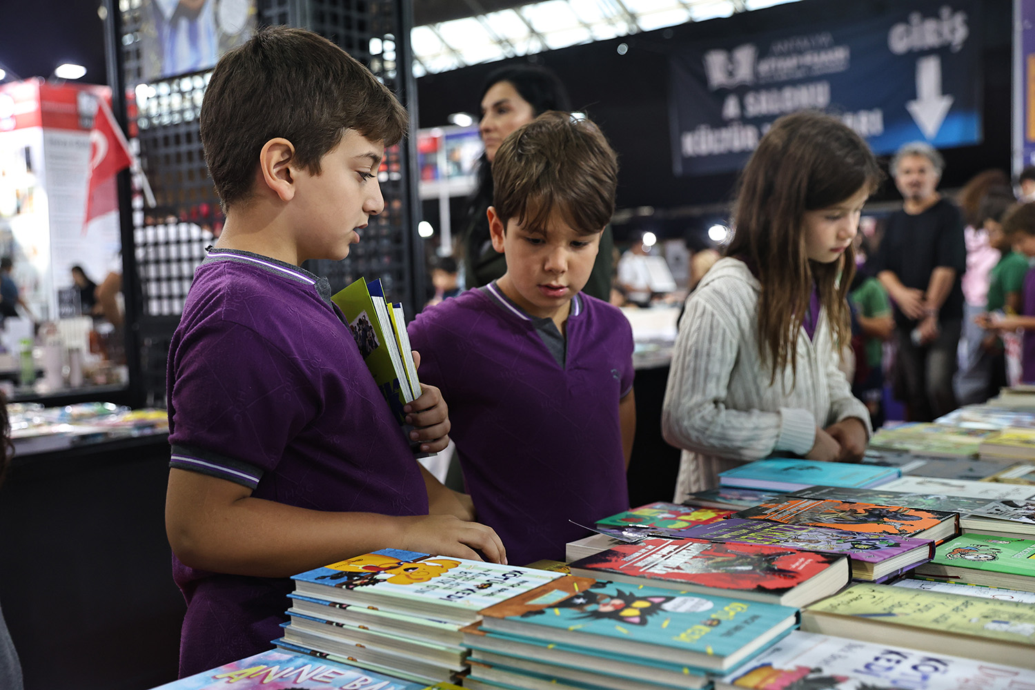 Ahmet Ümit, Antalya Kitap Fuarı’nda Okurlarıyla Buluştu (6)