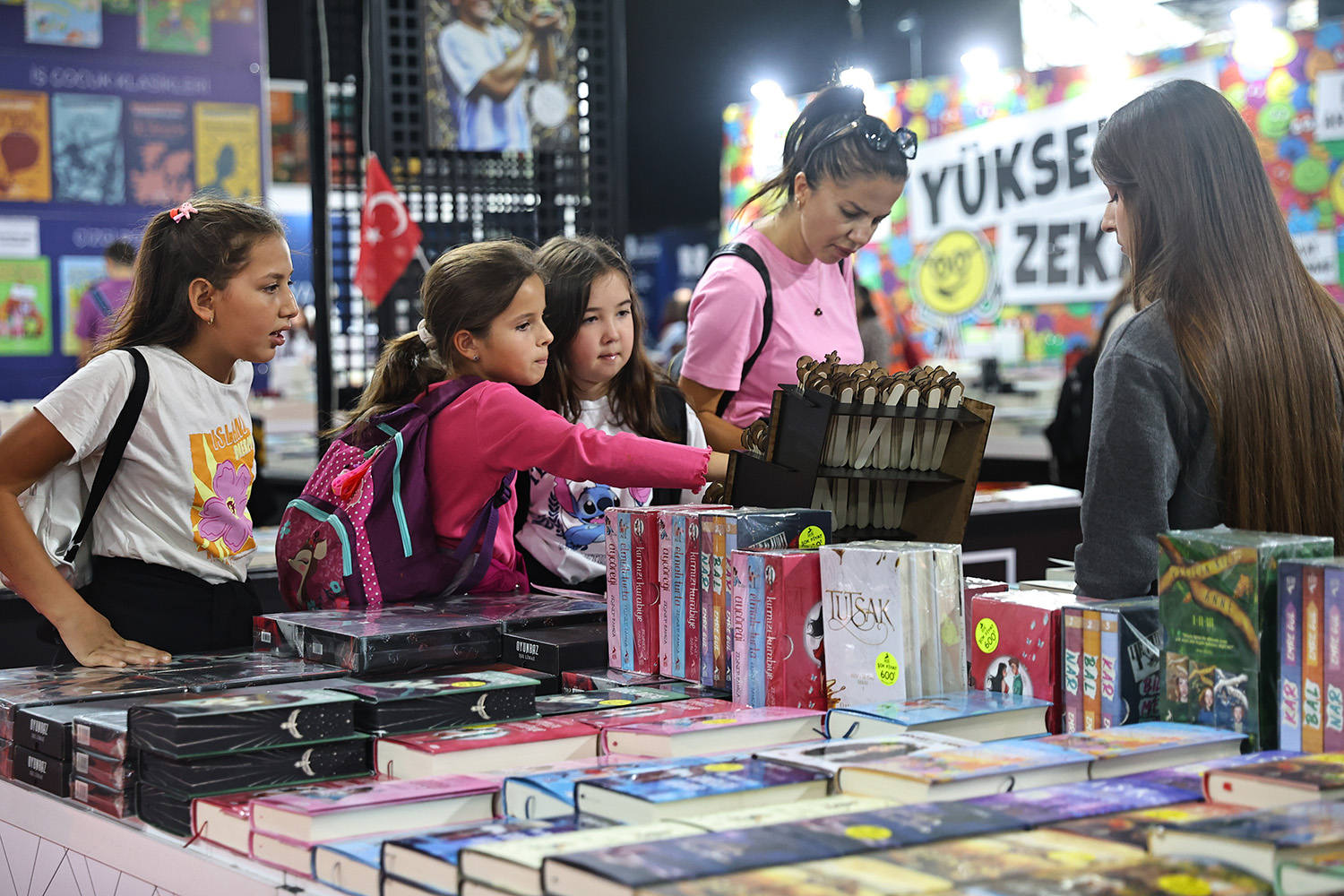 Ahmet Ümit, Antalya Kitap Fuarı’nda Okurlarıyla Buluştu (8)