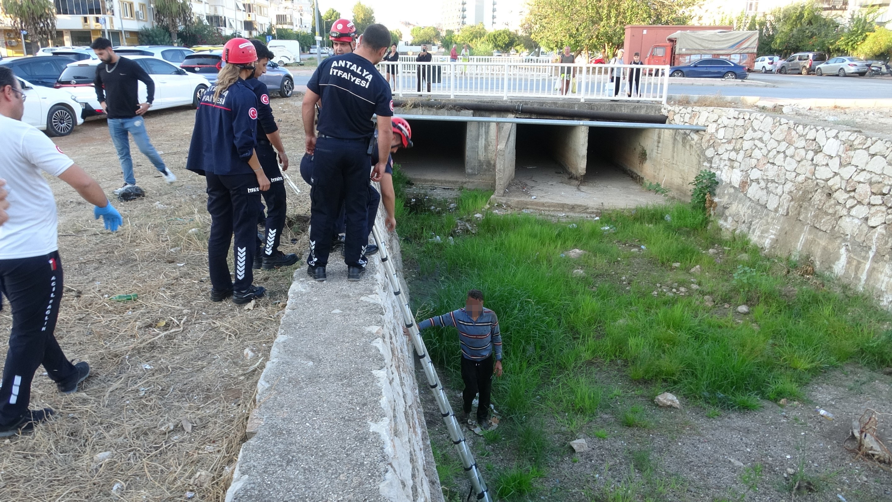 Alkolün Etkisiyle Su Kanalına Düştü, Köpeğinin Havlamasıyla Fark Edilerek Kurtarıldı (1)