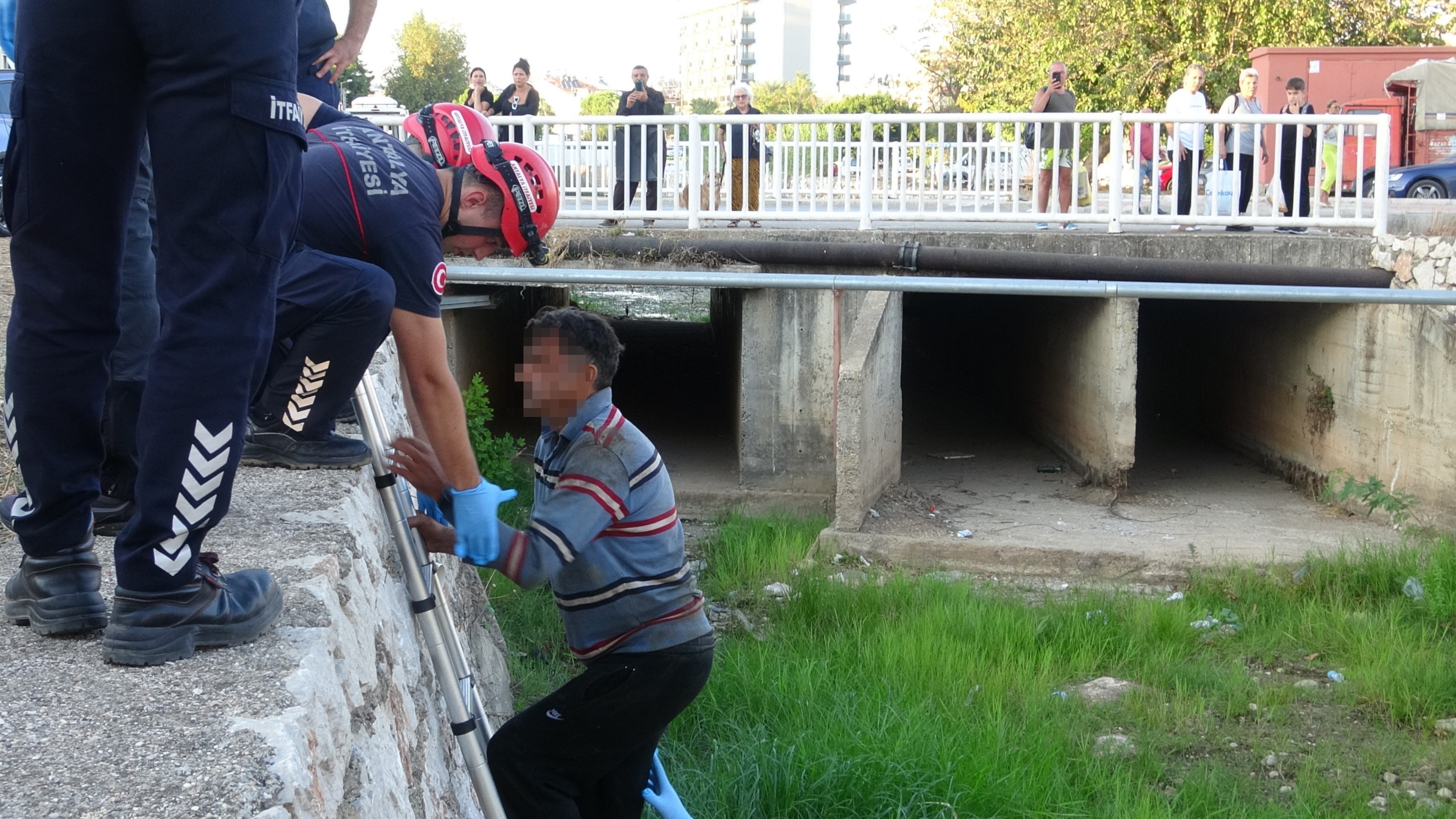 Alkolün Etkisiyle Su Kanalına Düştü, Köpeğinin Havlamasıyla Fark Edilerek Kurtarıldı (5)