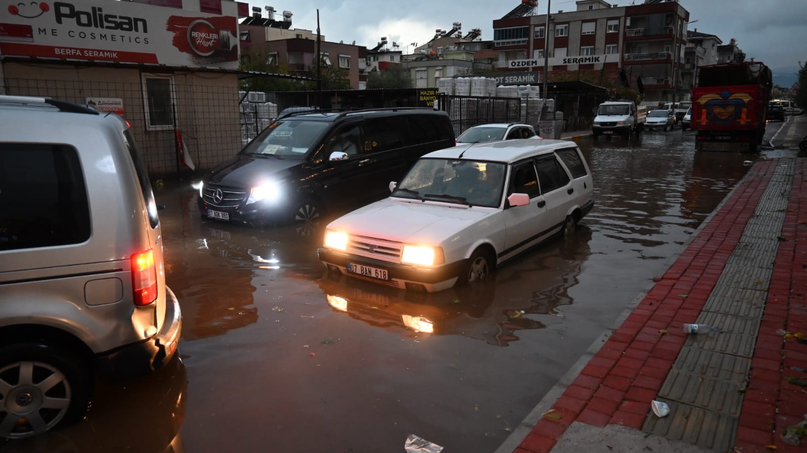 Antalya Trafik Saganak (1)