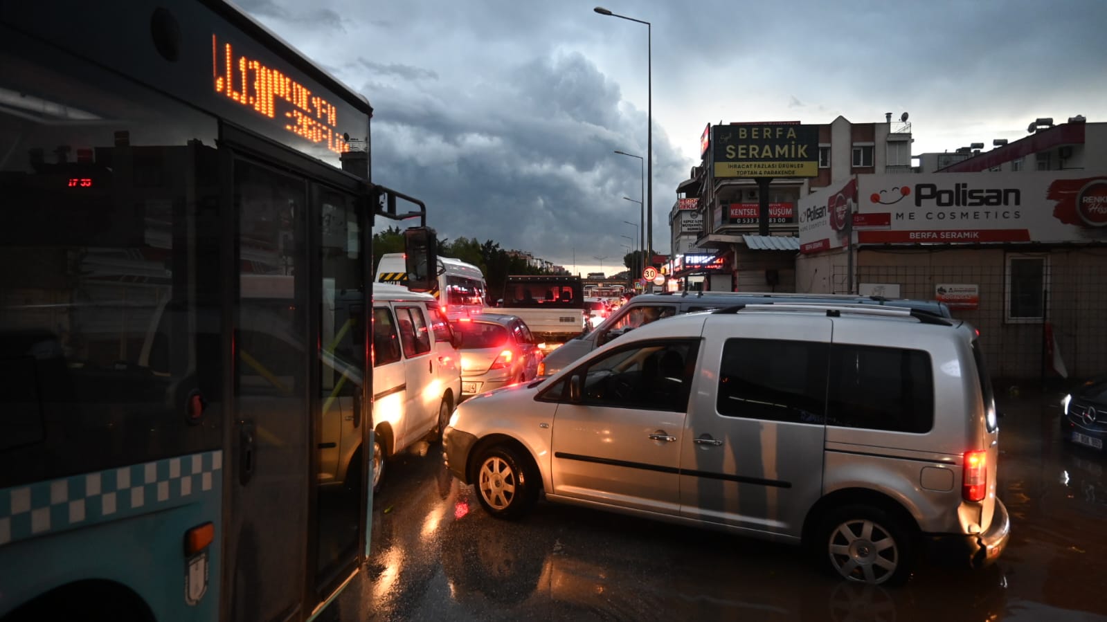 Antalya Trafik Saganak (6)