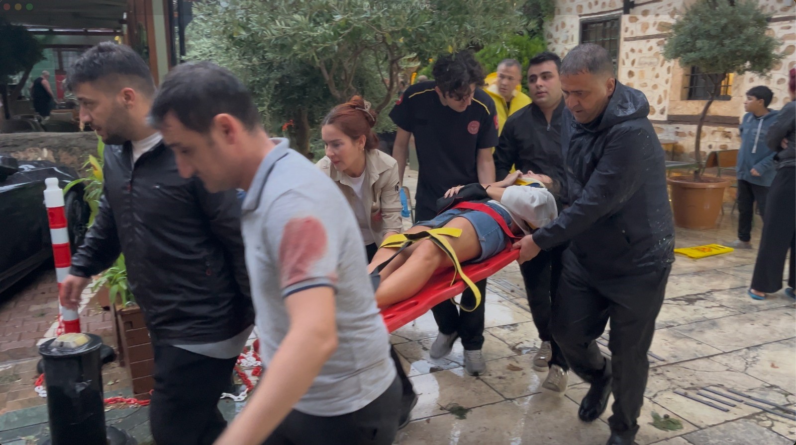 Antalyada 3 Kisinin Ustune Agac Devrildi (1)