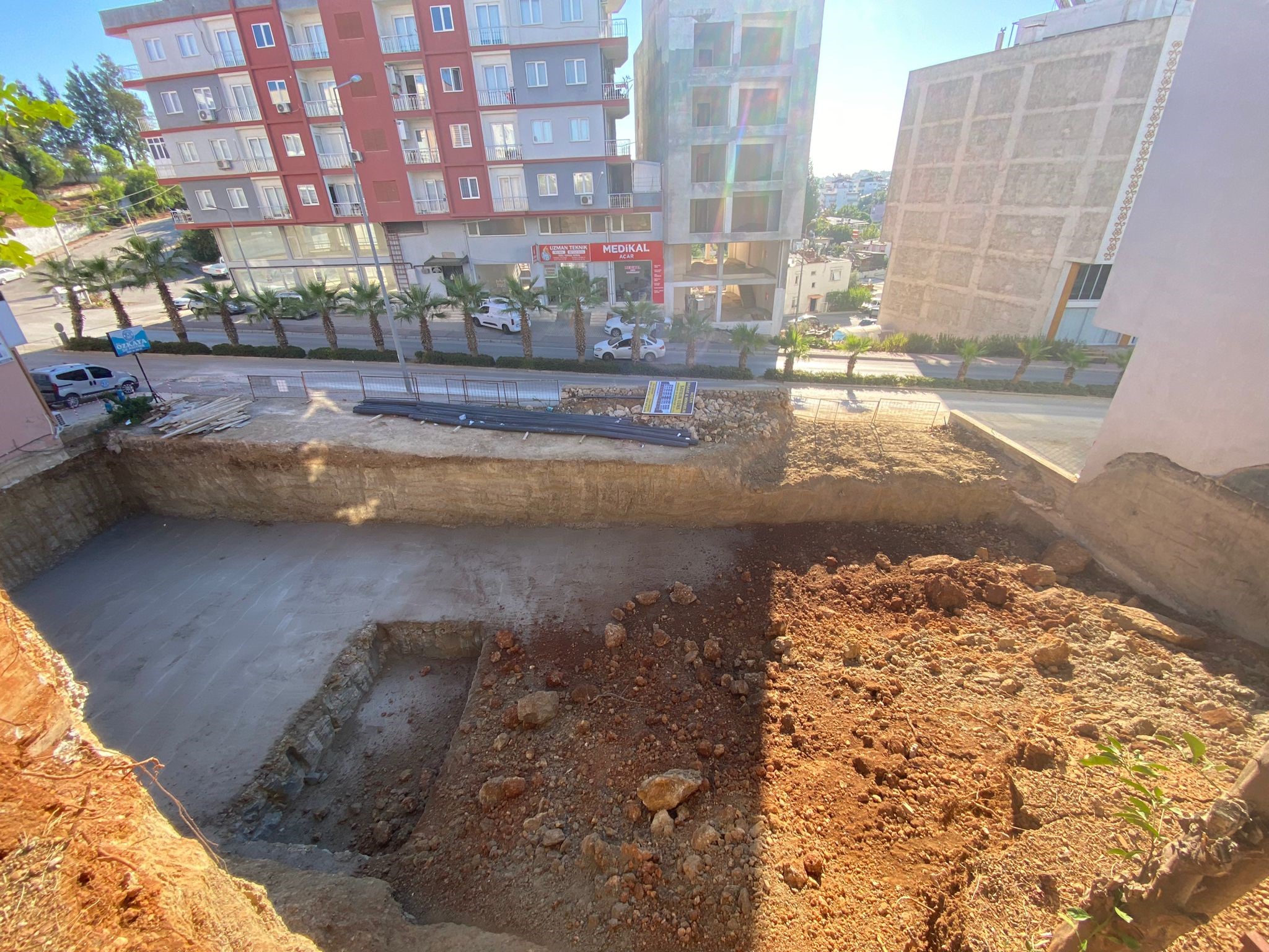 Antalya'da Kazı Sırasında Toprak Kayması Yaşanan Alan Görüntülendi (6)