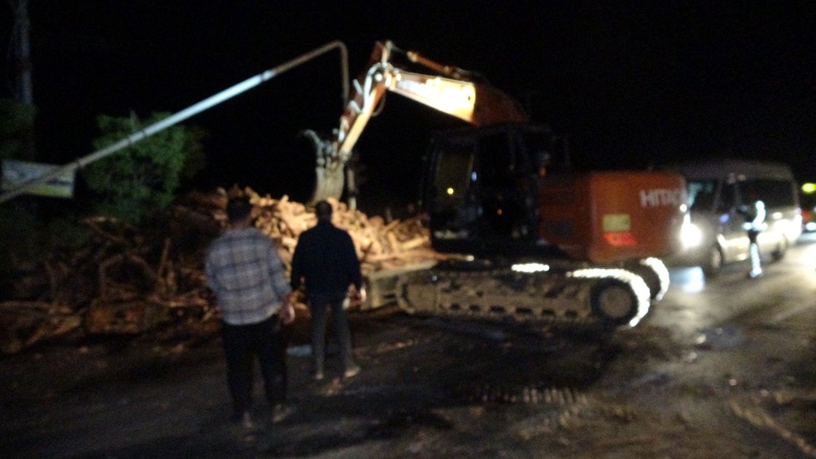 Antalya'da Odun Yüklü Kamyon Devrildi, Trafik 3 Saat Durdu (2)