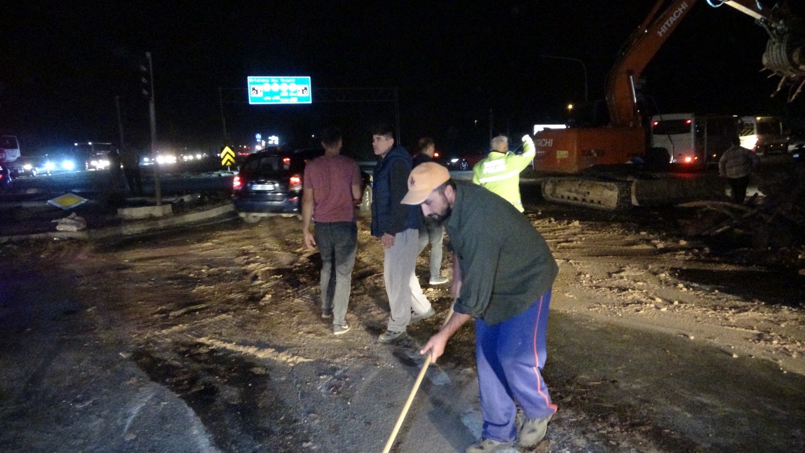 Antalya'da Odun Yüklü Kamyon Devrildi, Trafik 3 Saat Durdu (3)