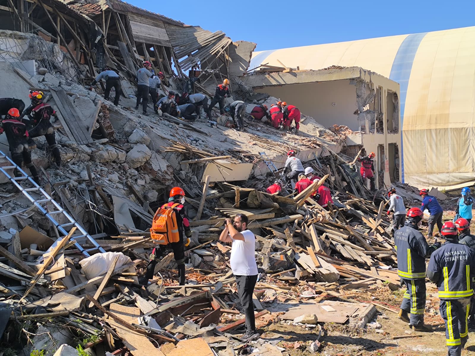 Antalya'da Yıkımı Gerçekleşen Riskli Yapı Enkazında Deprem Tatbikatı (1)