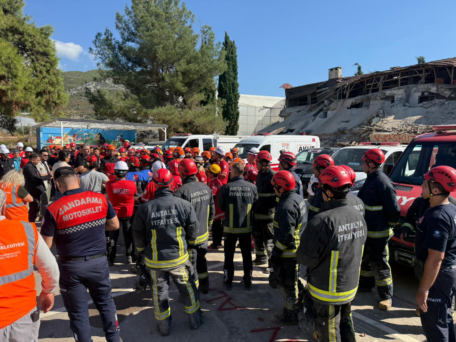 Antalya'da Yıkımı Gerçekleşen Riskli Yapı Enkazında Deprem Tatbikatı (6)