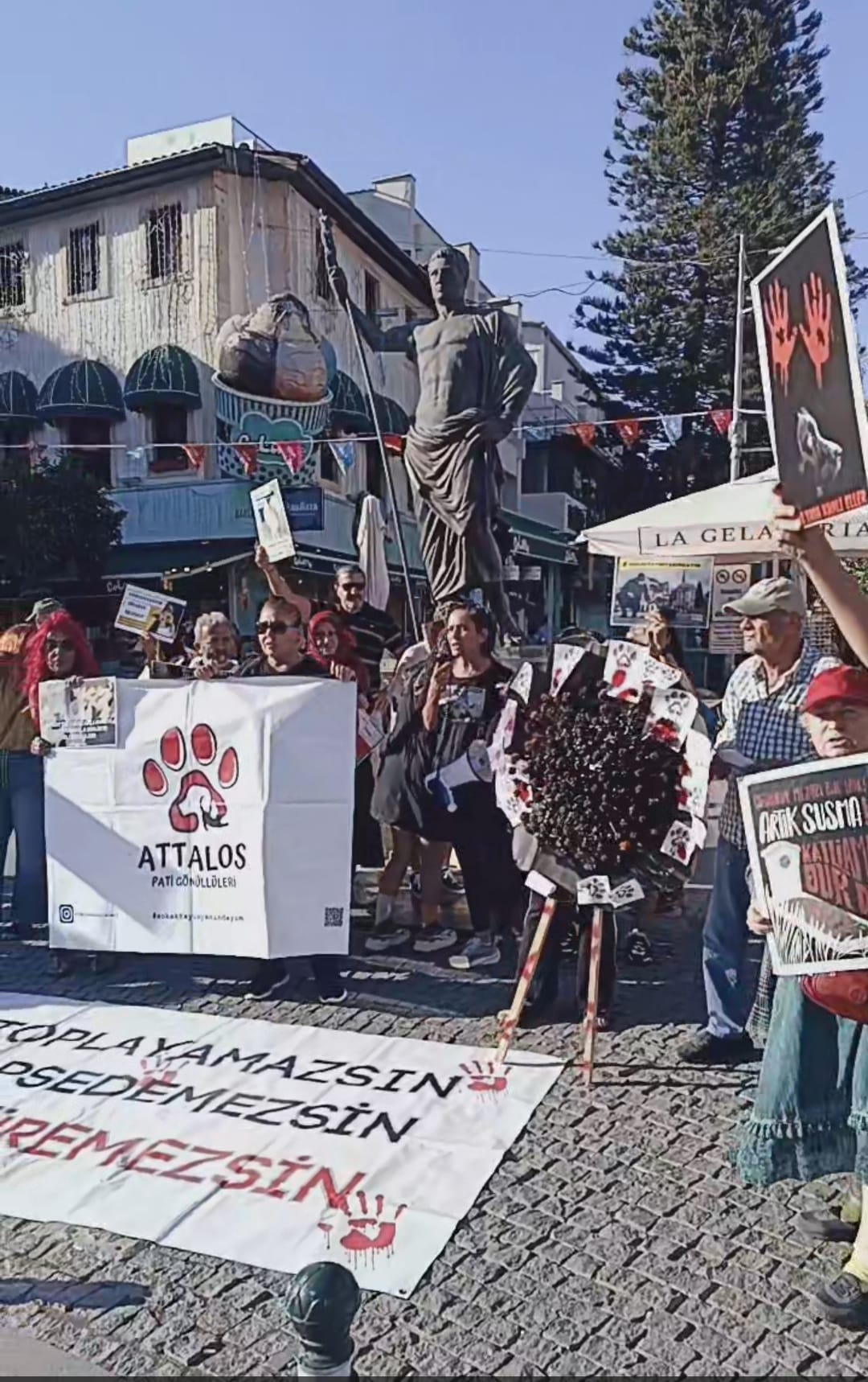 Attalos Pati Gonulluleri Siyah Celenk Eylem (2)