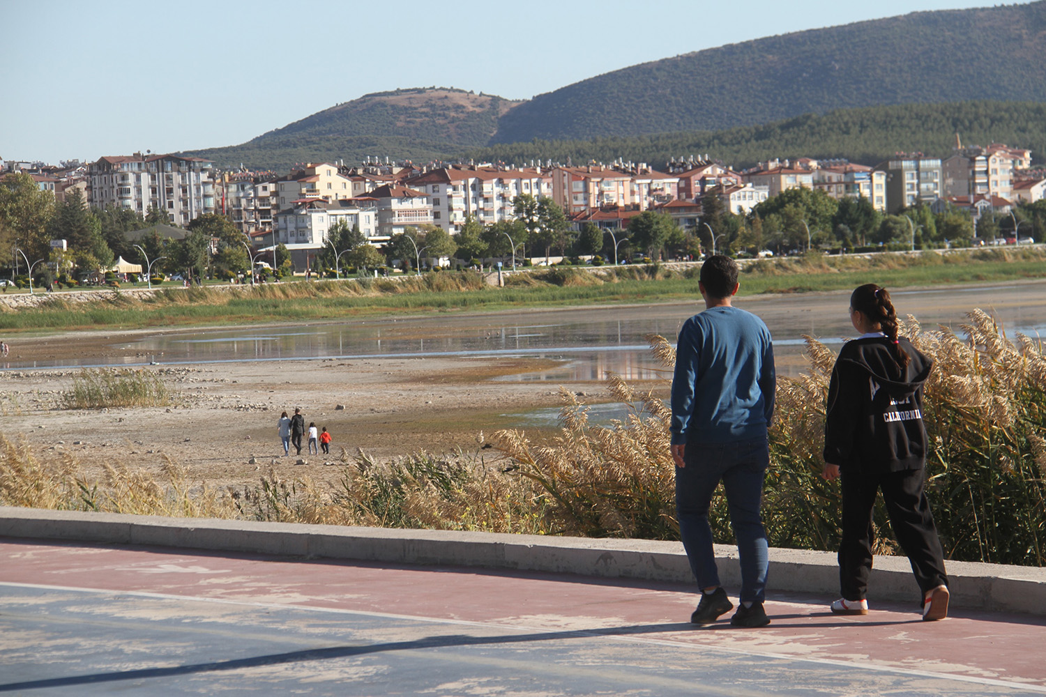 Balıkçıların Ağ Attığı Kuruyan Göldeki Toprak Parçalarında Şimdi Yürüyüş Yapılıyor (3)