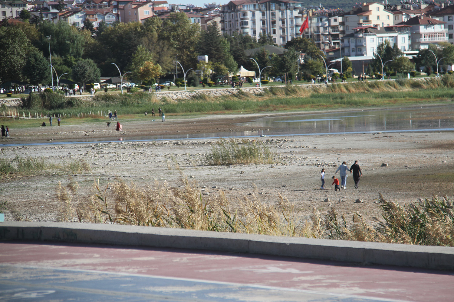 Balıkçıların Ağ Attığı Kuruyan Göldeki Toprak Parçalarında Şimdi Yürüyüş Yapılıyor (4)