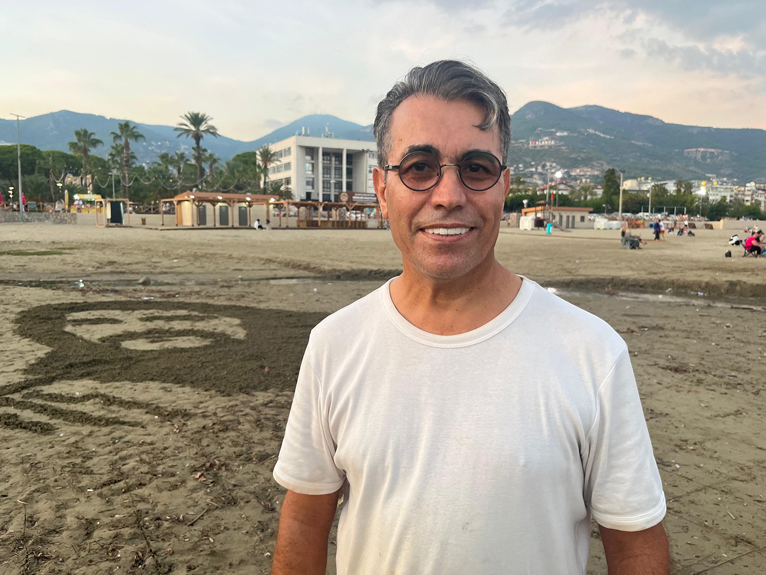 Barış Manço'nun Resmini Tırmıkla Alanya Sahillerine Işledi (1)