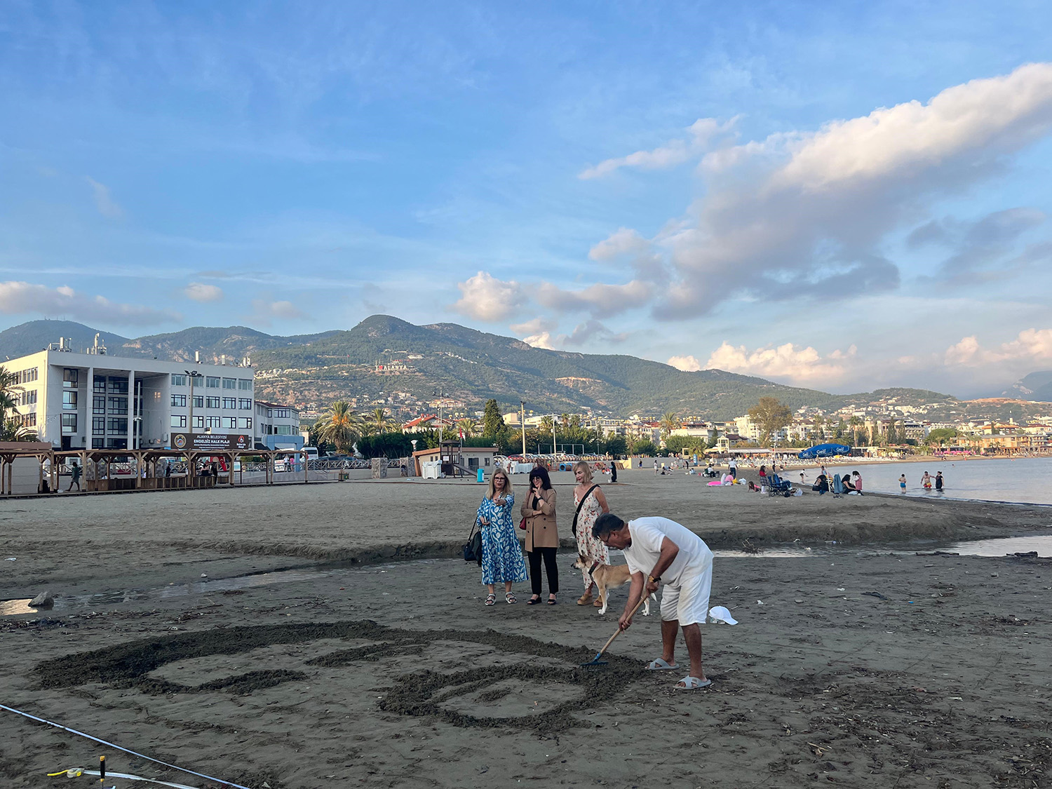 Barış Manço'nun Resmini Tırmıkla Alanya Sahillerine Işledi (7)
