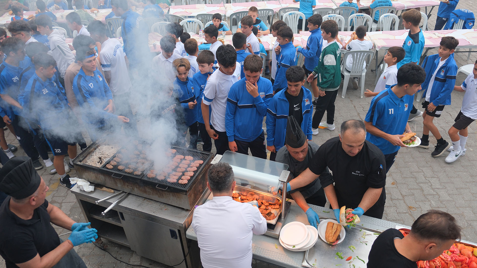 Belediye Başkanı Elleriyle Çocukları Besledi (2)