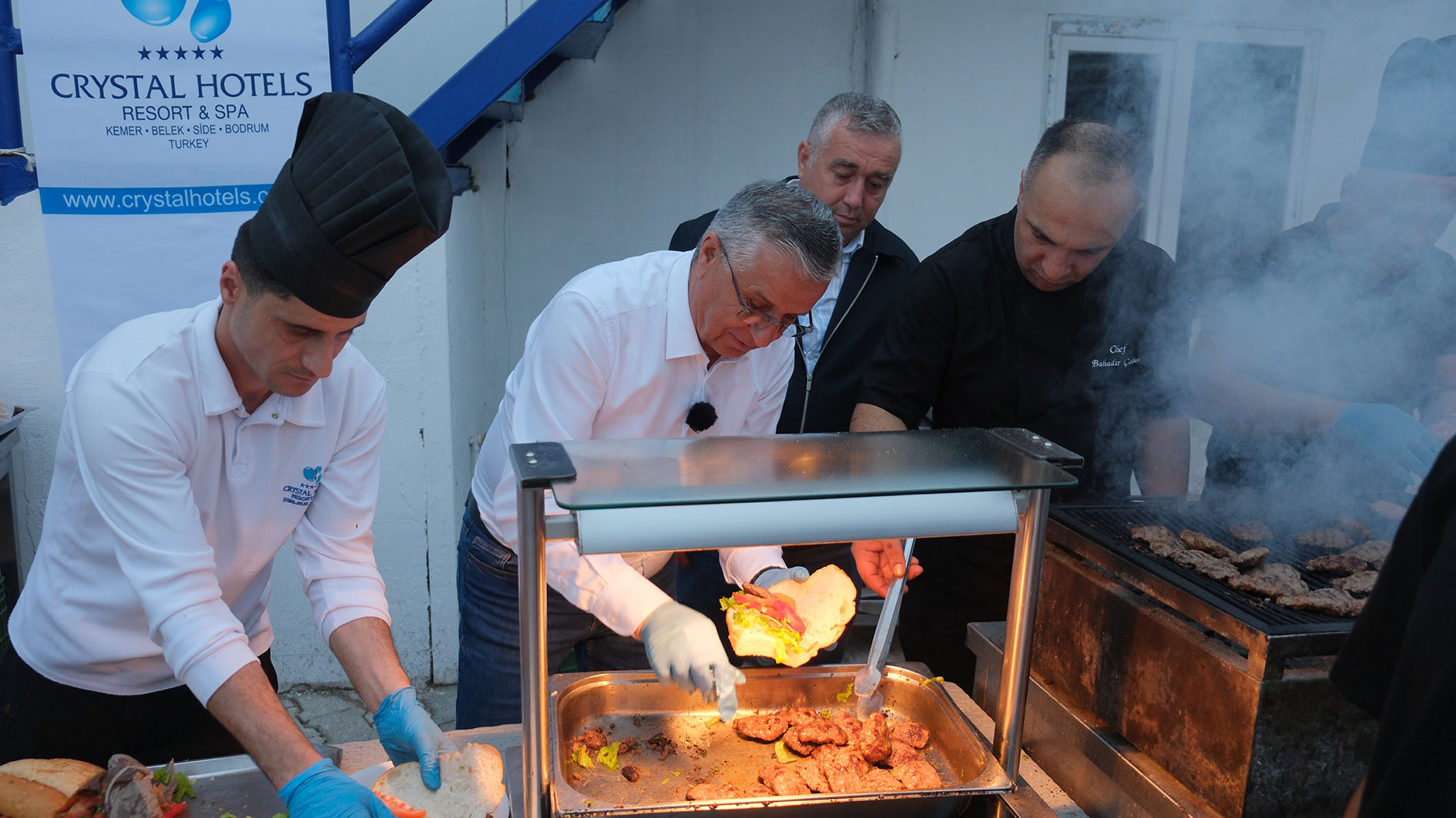 Belediye Başkanı Elleriyle Çocukları Besledi (4)