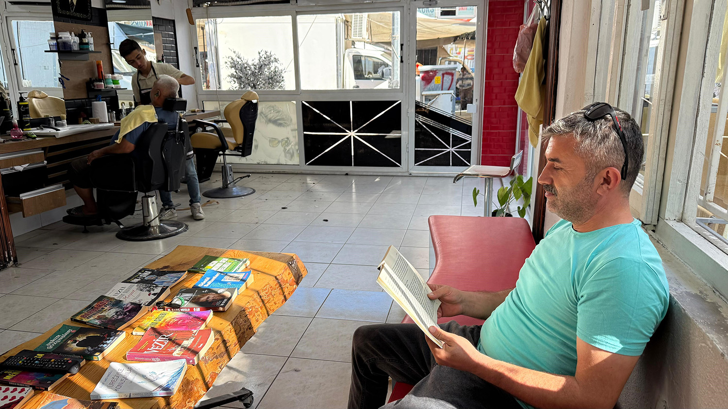 Berber Dükkanını Kütüphaneye Çevirdi Müşteriler Sıra Beklerken Kitap Okuyor (1)