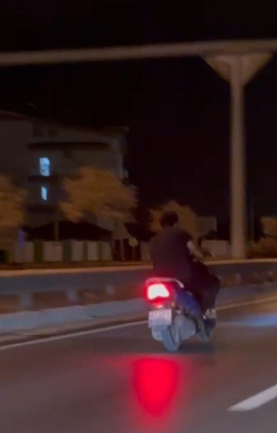 Böyle Kaza Görülmedi, Motosiklet Sürücüsü Yol Kenarındaki ‘Çöp Atma' Yazılı Uyarı Levhasına Kafasını Çarptı (2)