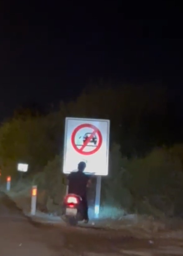 Böyle Kaza Görülmedi, Motosiklet Sürücüsü Yol Kenarındaki ‘Çöp Atma' Yazılı Uyarı Levhasına Kafasını Çarptı (3)