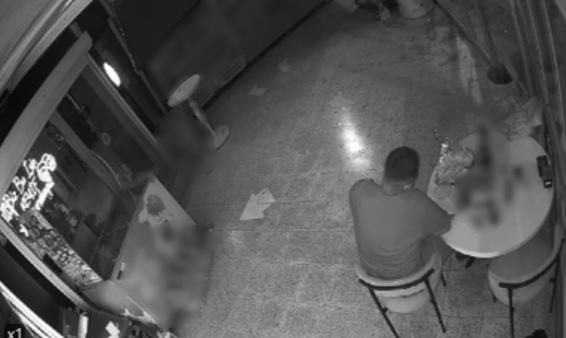Camını Kırıp Girdiği Markette Çilingir Sofrasını Kurup Bir Saat Alem Yaptı (2)
