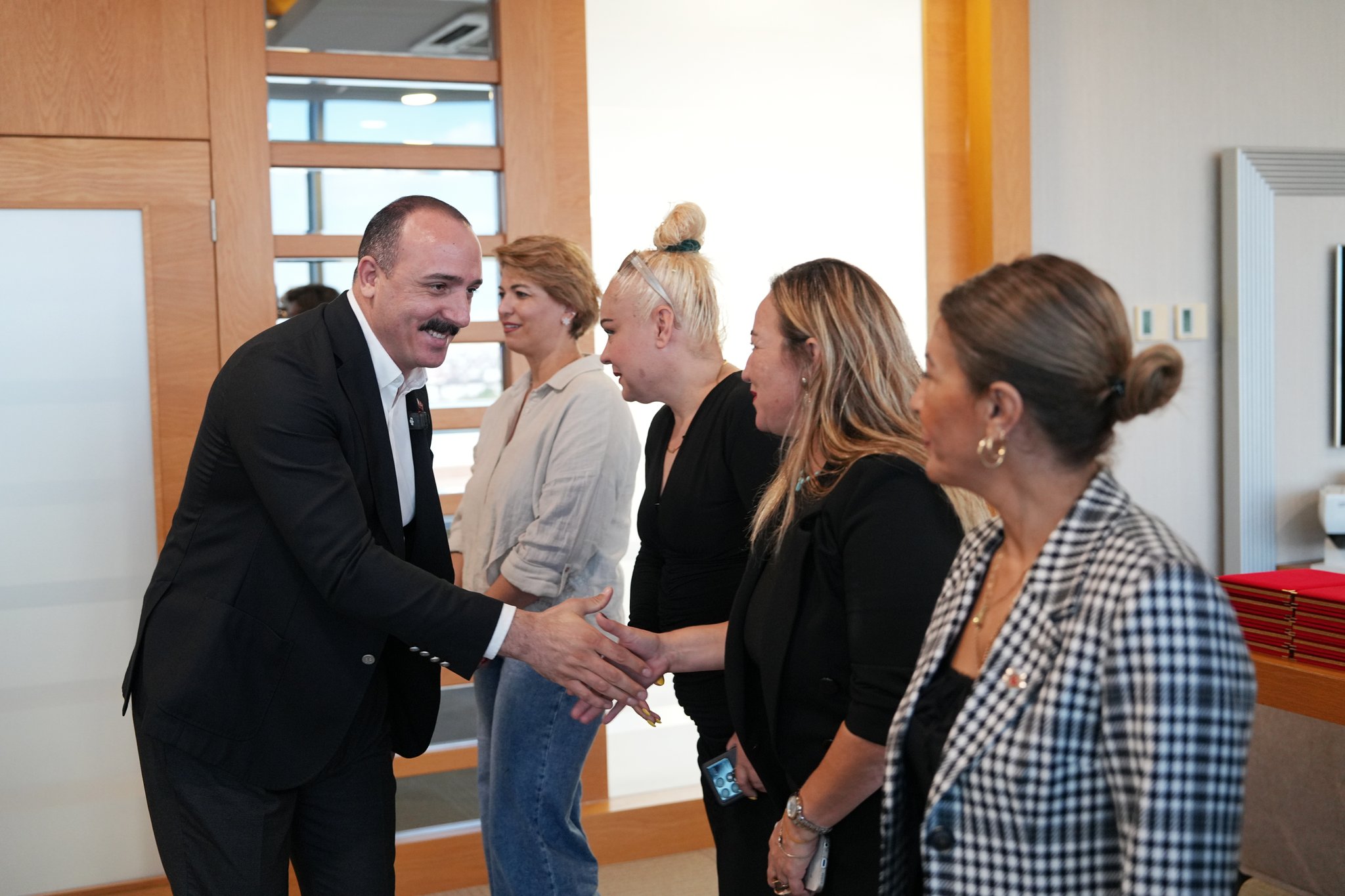 Cem Kotan Kadin Muhtarlar Ile Bulustu (2)