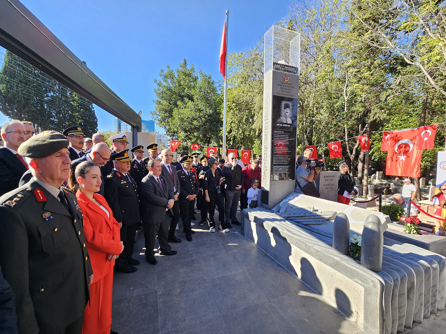 D U N Y A T A R I H I N D E I L K D E F A U C A K G E M I S I B A T 989223 293569