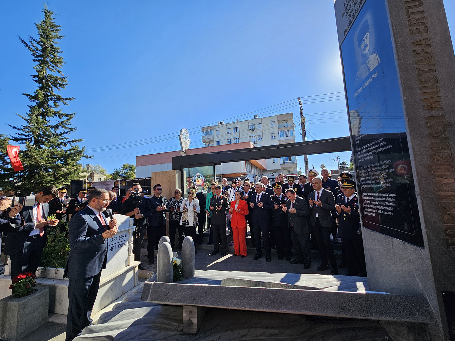 D U N Y A T A R I H I N D E I L K D E F A U C A K G E M I S I B A T 989224 293569