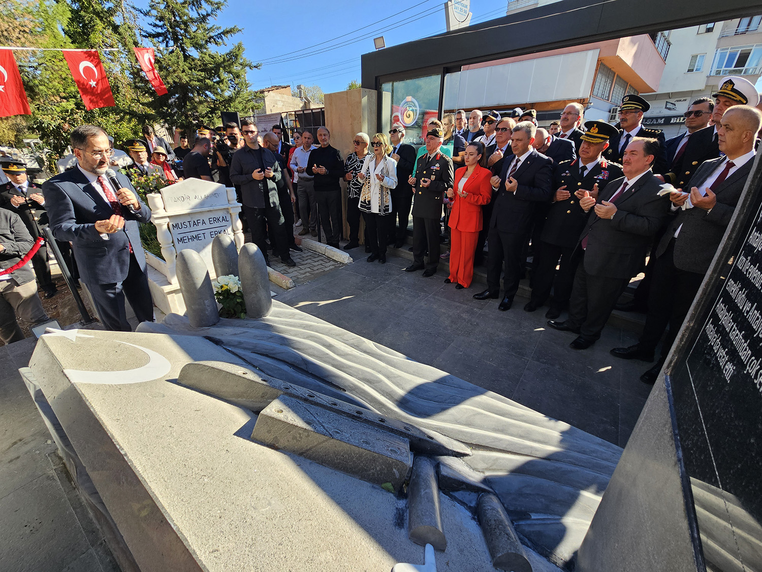 D U N Y A T A R I H I N D E I L K D E F A U C A K G E M I S I B A T 989226 293569