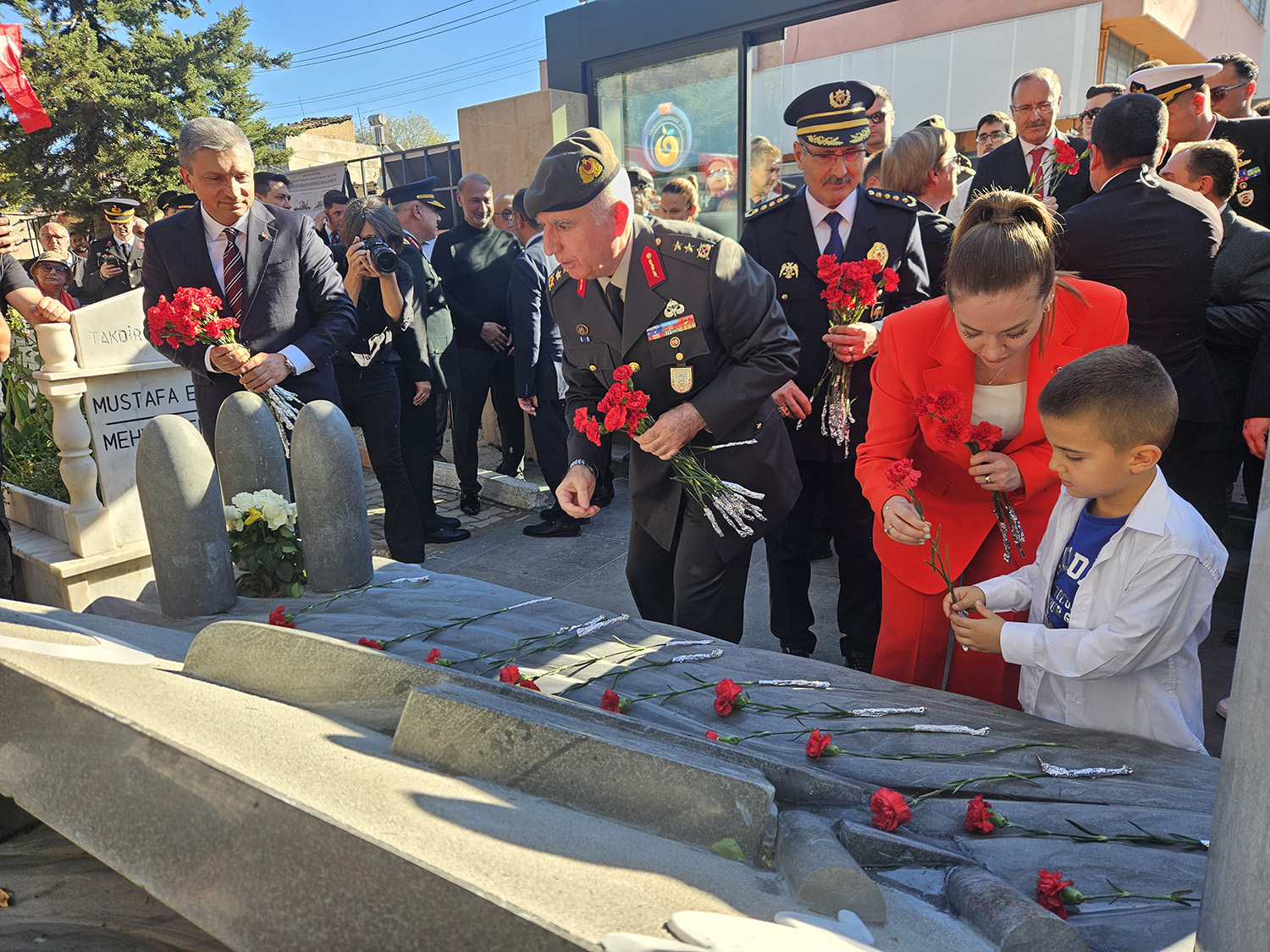 D U N Y A T A R I H I N D E I L K D E F A U C A K G E M I S I B A T 989228 293569