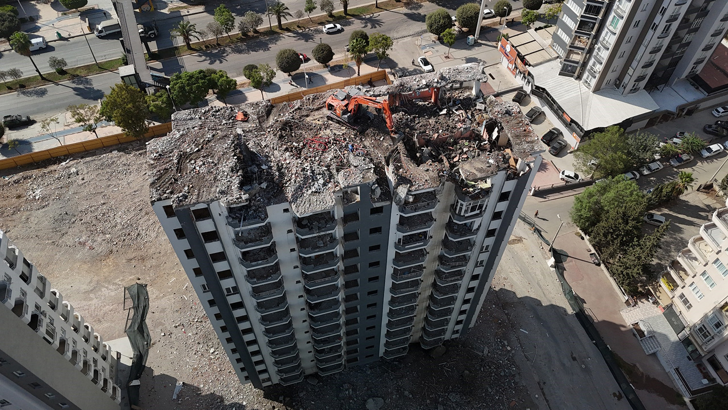 Depremde Hasar Gören Binaların Yıkımı Vatandaşlara O Günleri Hatırlatıyor (5)