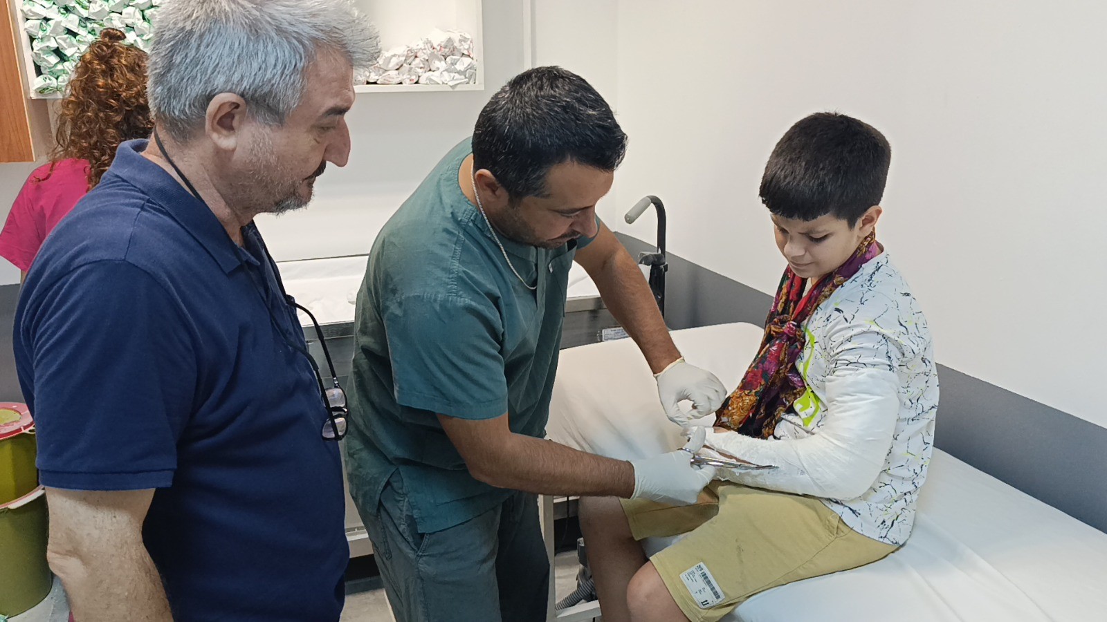 Düşüp Kolunu Kıran Çocuğu Aracına Alıp Hastaneye Yetiştirdi (1)