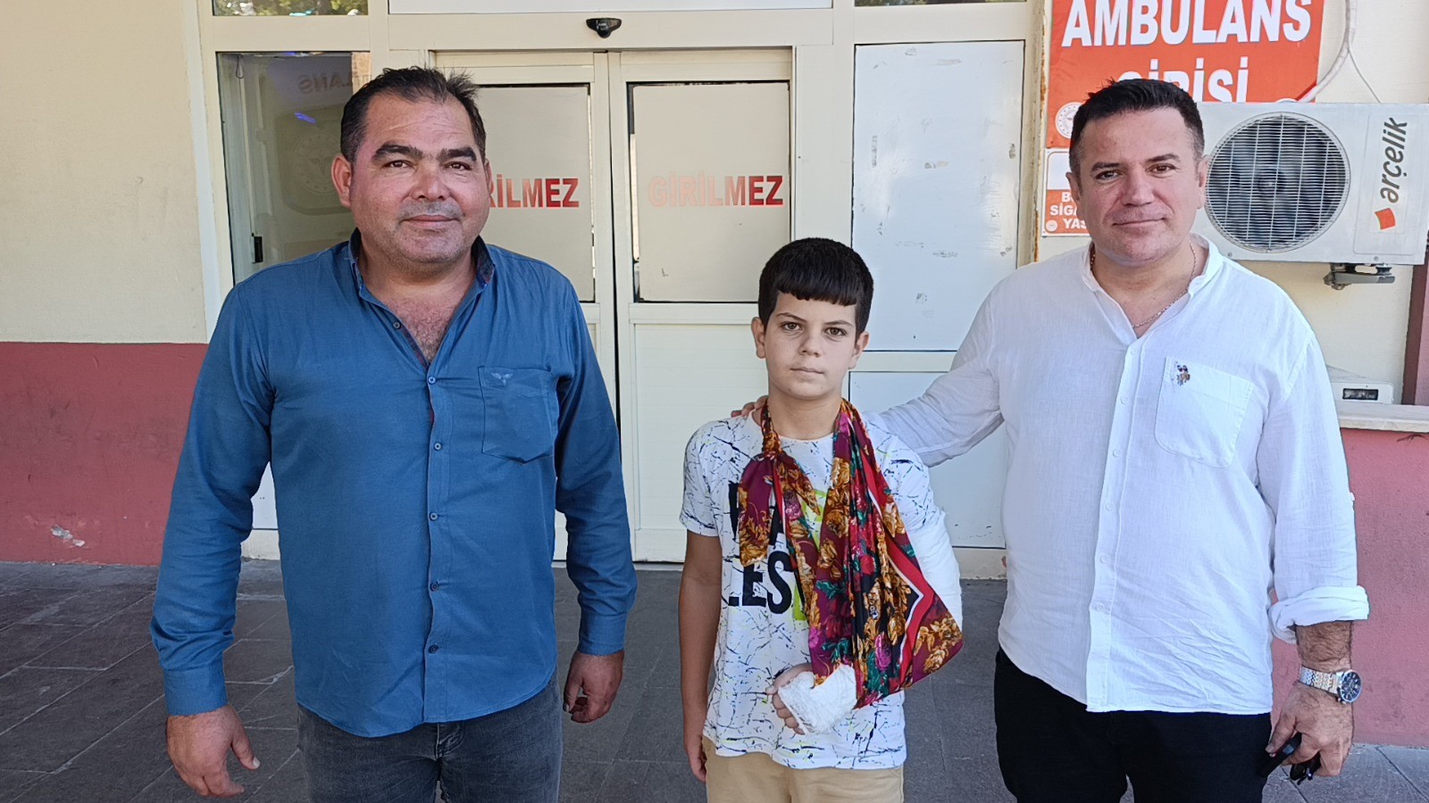 Düşüp Kolunu Kıran Çocuğu Aracına Alıp Hastaneye Yetiştirdi (4)