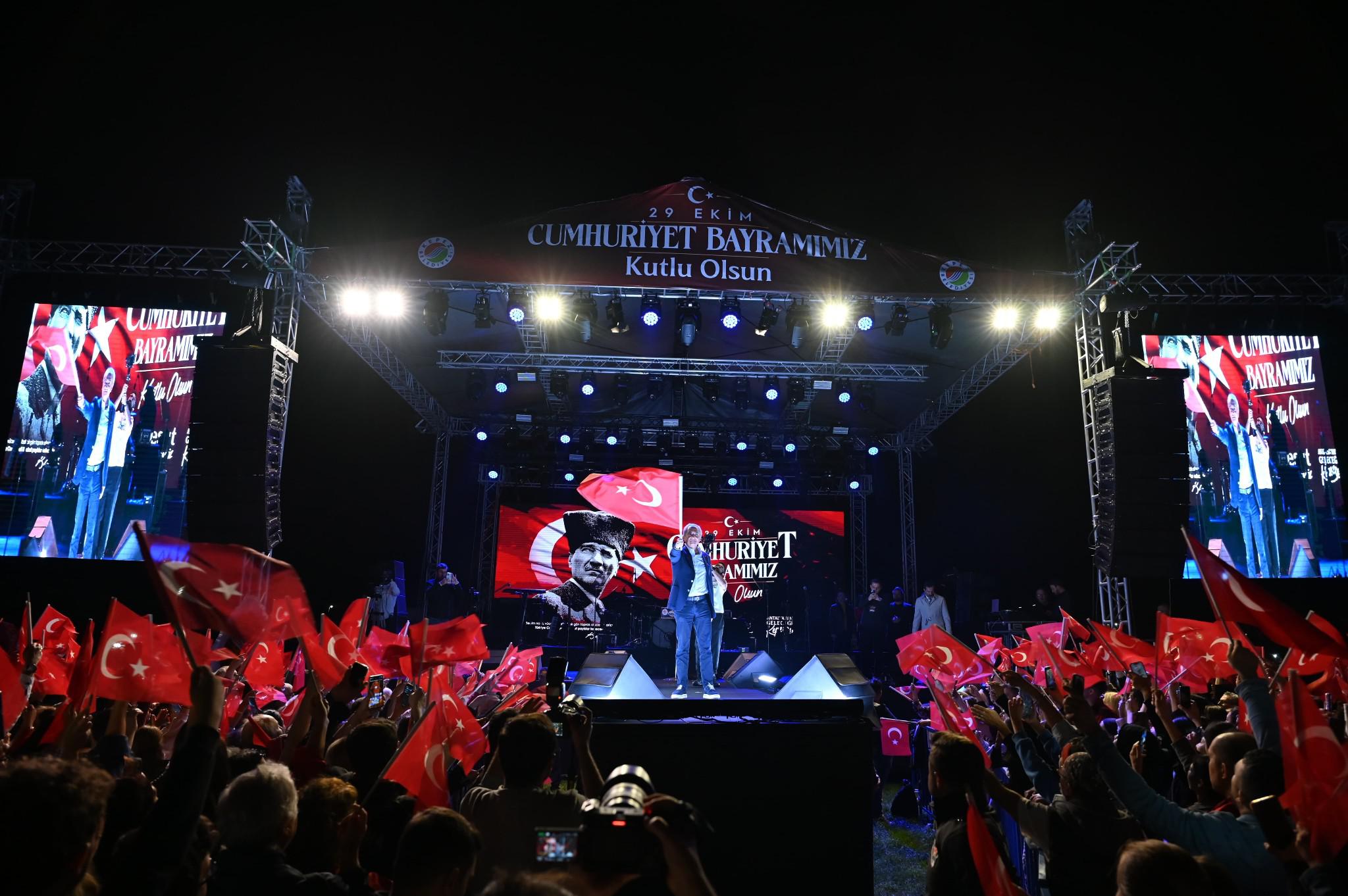 Edip Akbayram Genclik Parki, Cumhuriyet Coskusuyla Acildi 13