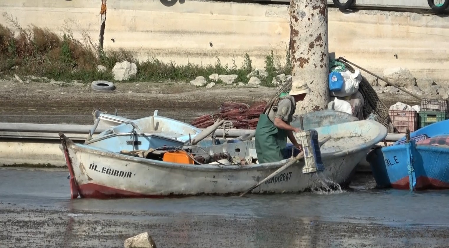Eğirdir Gölü'nde Balıkçı Tekneleri Karaya Oturdu, Balıkçılık Bitme Noktasına Geldi (1)