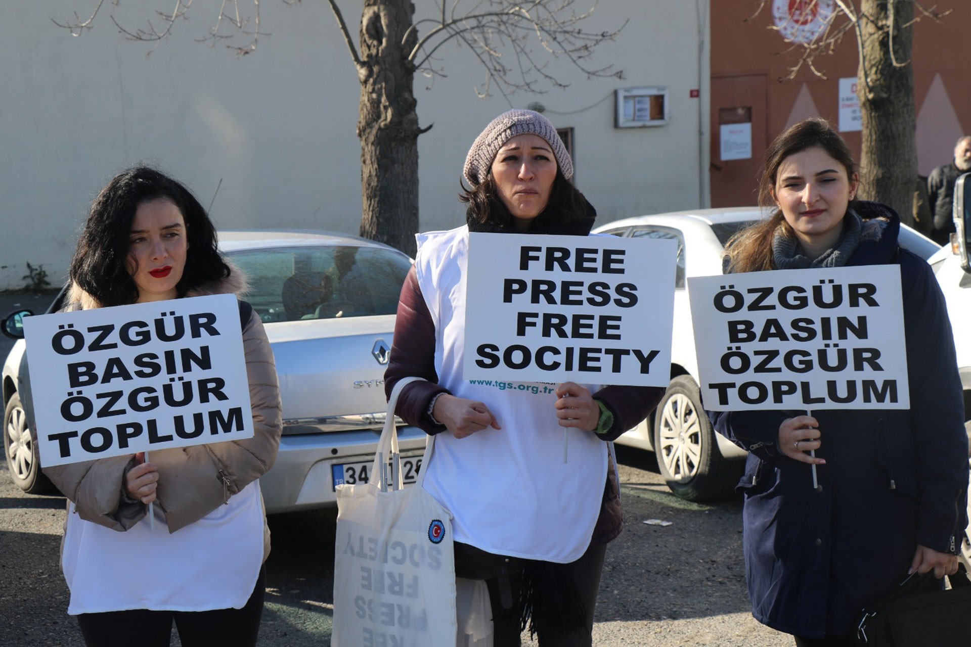 Gazeteciler Sözde Kutlanıyor Gerçekte Tutuklanıyor (1)