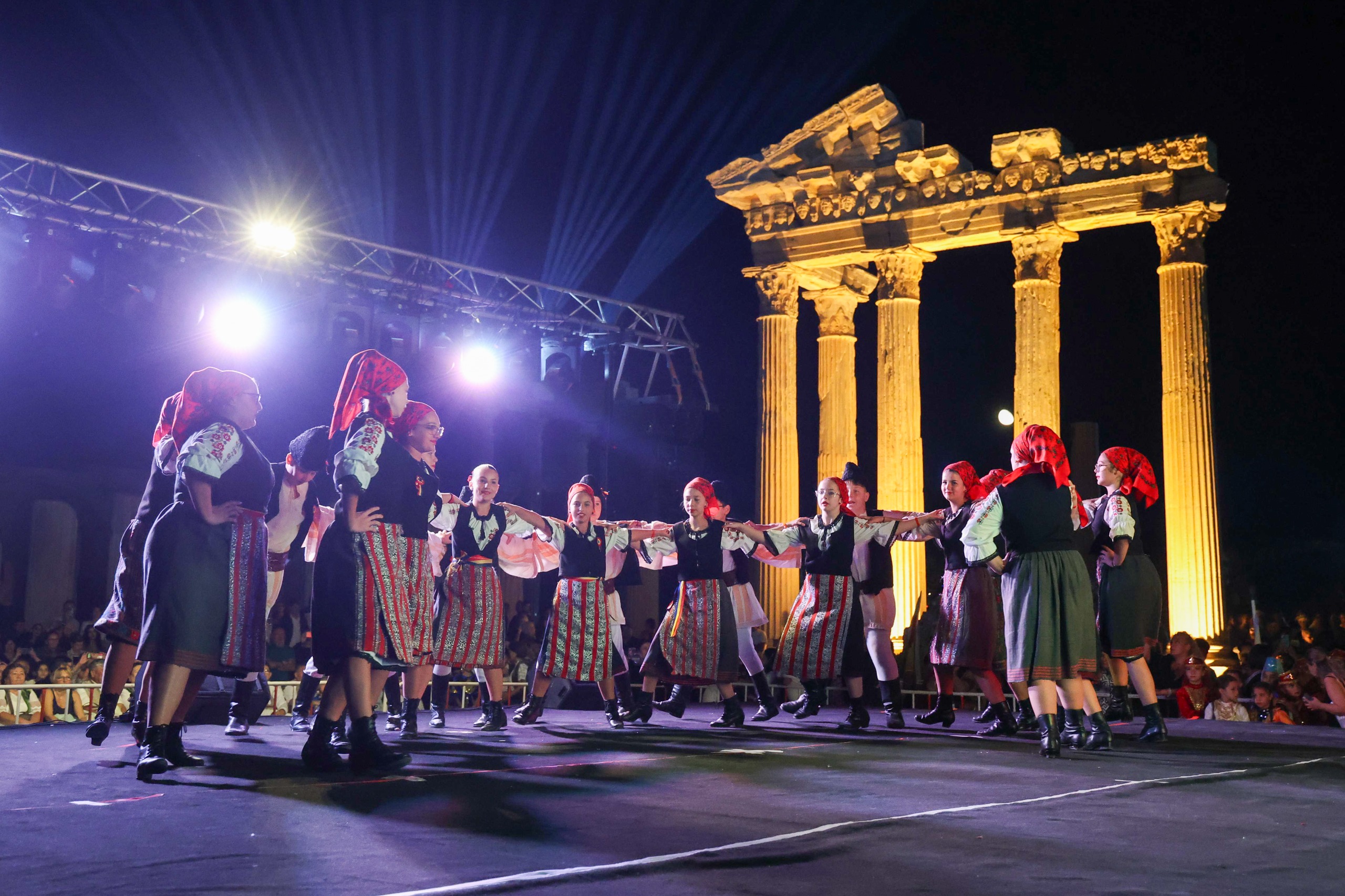 Hm 9. Uluslararasi Halk Danslari Festi̇vali̇ Büyük Bi̇r Coşkuyla Ba (4)