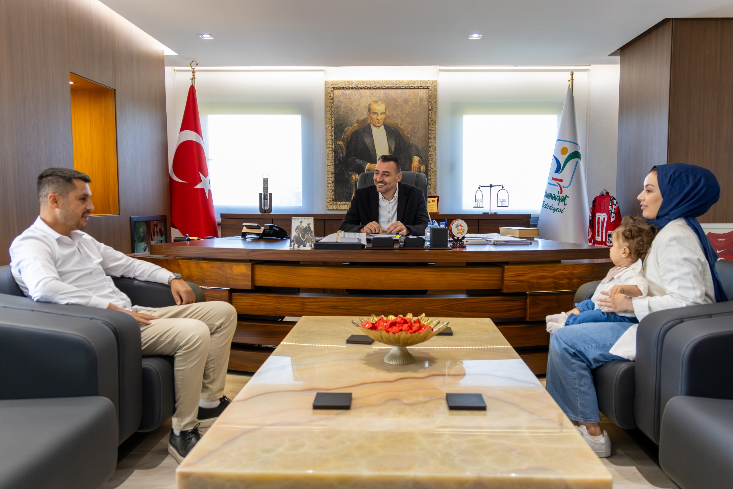 Hm Mi̇ni̇k Burçe’den Başkan Veki̇li̇ Çi̇çek’e Zi̇yare (2)