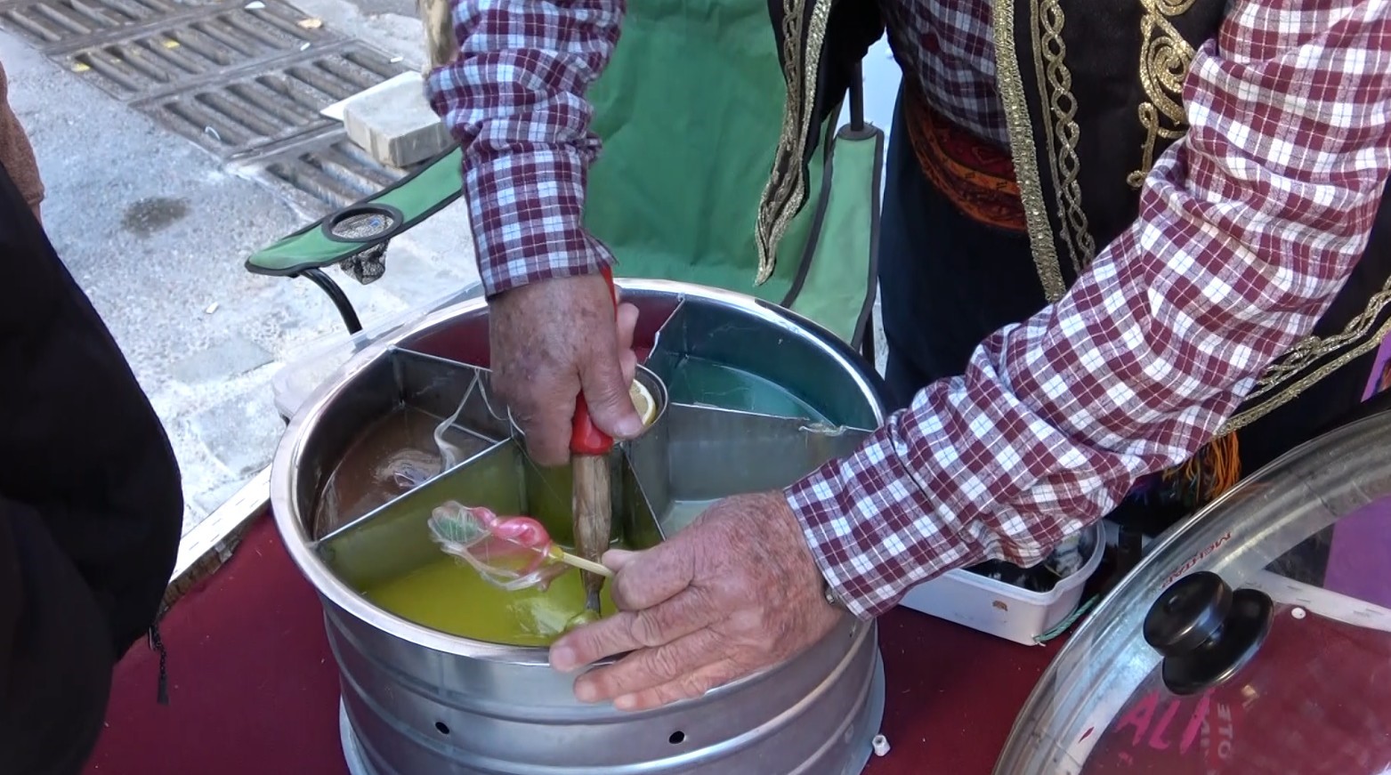 Isparta'da 11 Yaşında Başladığı Mesleğinde 65 Yıldır Sokaklarda (7)