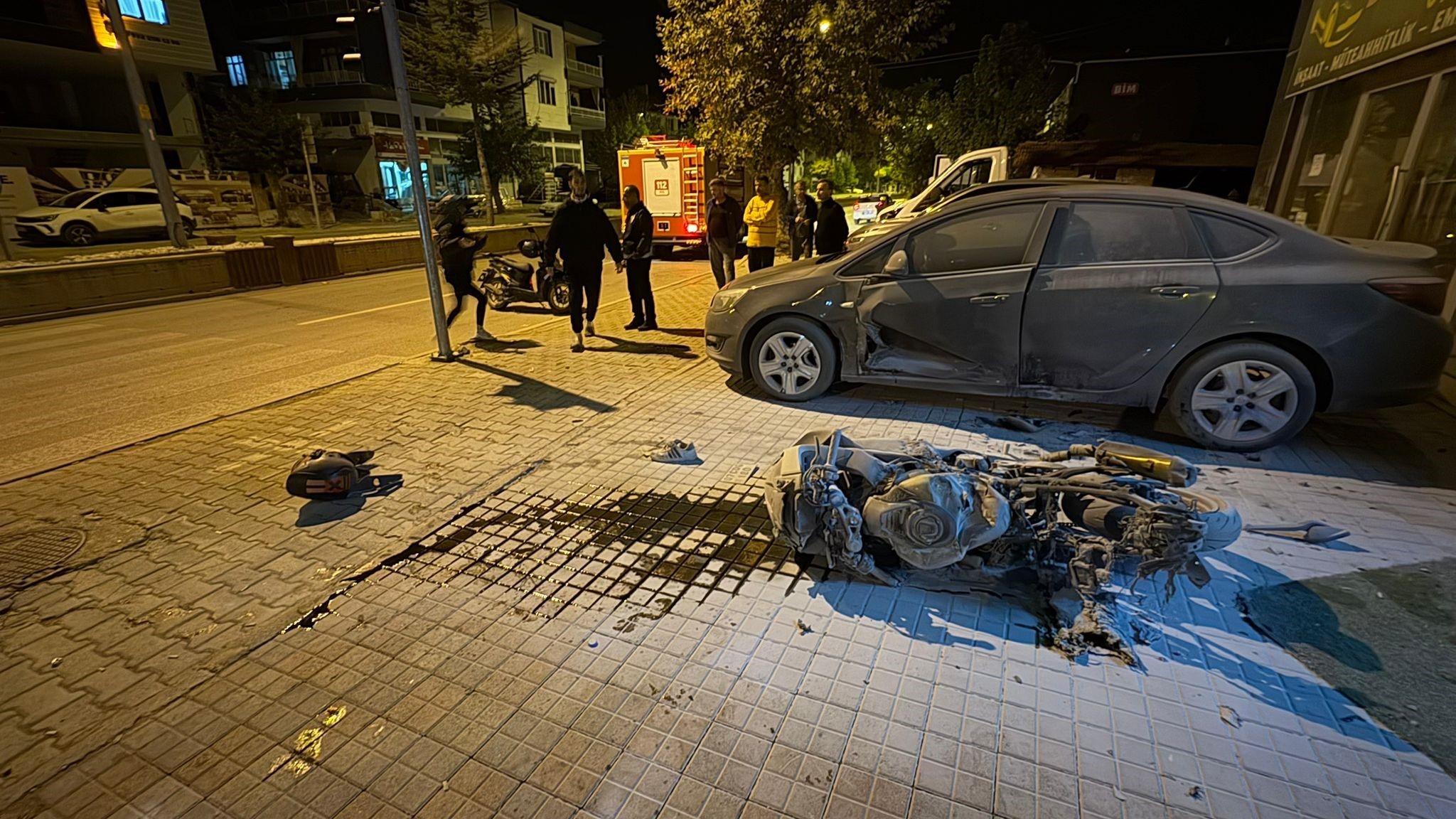 Kaza Yapıp Yanan Motosikletin Sürücüsünü Alevlerden Çekip Aldı (4)