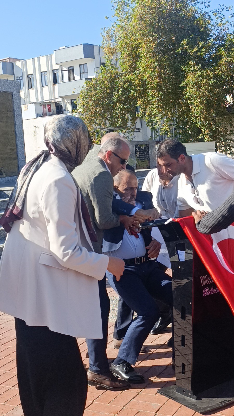 Konuşurken Baygınlık Geçiren Muhtarın Telefonları Susmuyor (2)